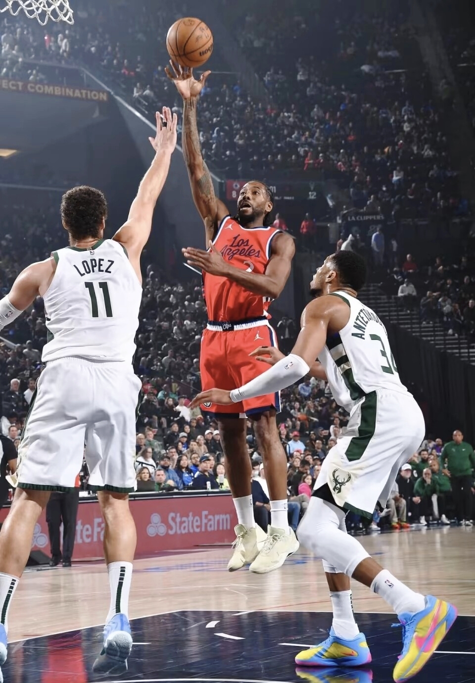 爱游戏体育-NBA常规赛半决赛对决在即！曼联演练定位球，密尔沃基雄鹿密集防守应对(总决赛高清回放完整版)